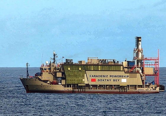 Imagen de un buque de la misma empresa la pasada semana en el puerto de Las Palmas. El que se prevé en La Luz tendrá seis chimeneas.