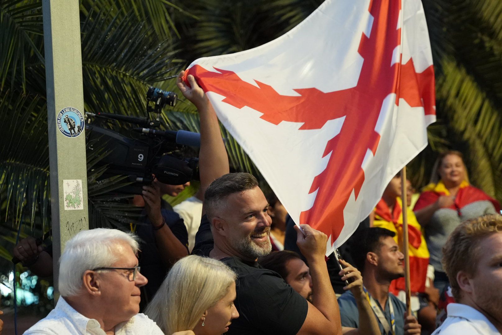 Simpatizantes y contrarios reciben al agitador ultra Vito Quiles en Mesa y López