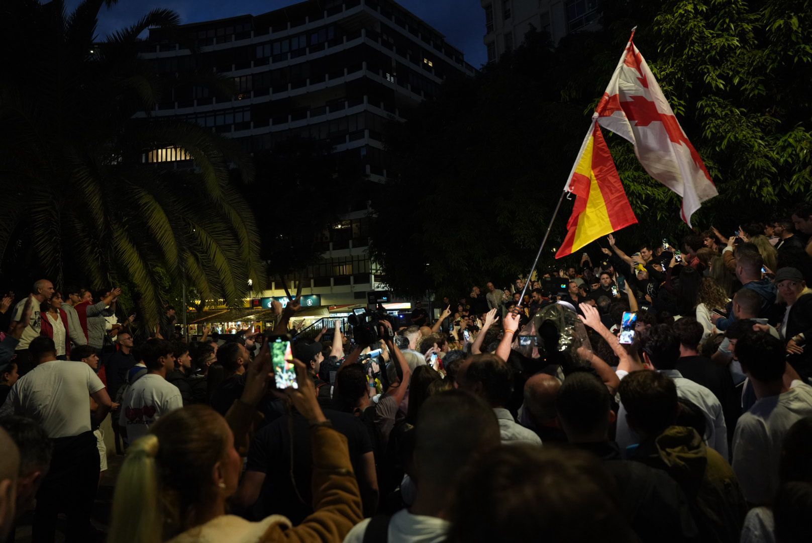 Simpatizantes y contrarios reciben al agitador ultra Vito Quiles en Mesa y López