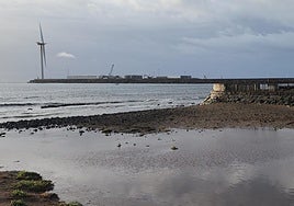 Imagen de la playa de Arinaga este jueves por la mañana tras el paso de la borrasca Claudia.