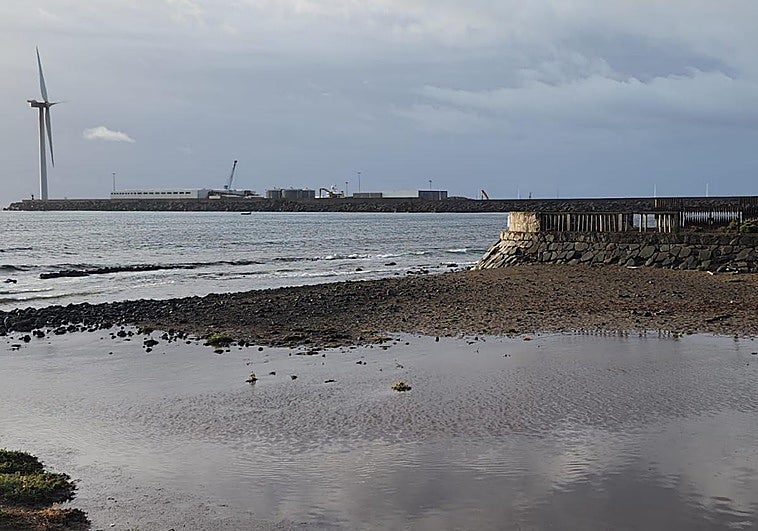 Imagen de la playa de Arinaga este jueves por la mañana tras el paso de la borrasca Claudia.