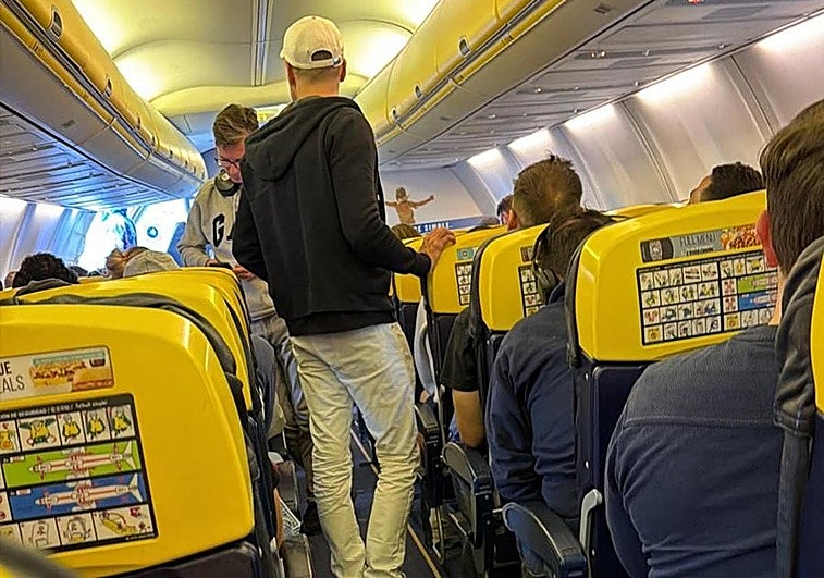 Imagen del interior del vuelo en plena emergencia.