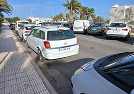 Asfalto en mal estado en la calle Panamá de Costa Teguise.