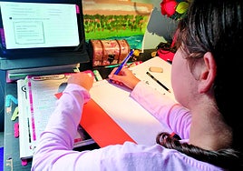 Foto de archivo de una alumna durante una clase online.