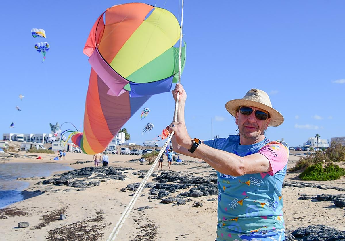 Henric, el ciudadano alemán que suma 28 años de soltar cometas en el festival majorero, este miércoles en El Cotillo.