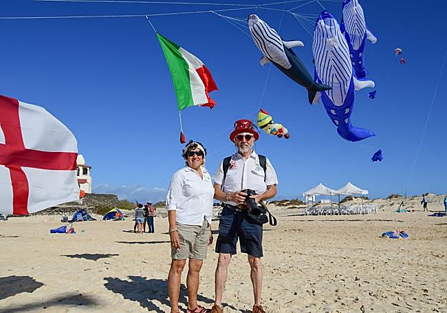Jean Carlo y Liana, cuatro años tirando sus cometas de ballenas voladoras azules en el Festival de Cometas de Corralejo.