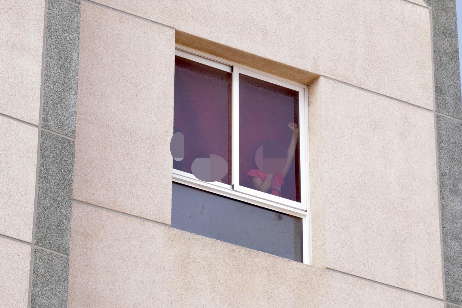 Momento en el que suspenden el desahucio de la familia de Ingenio