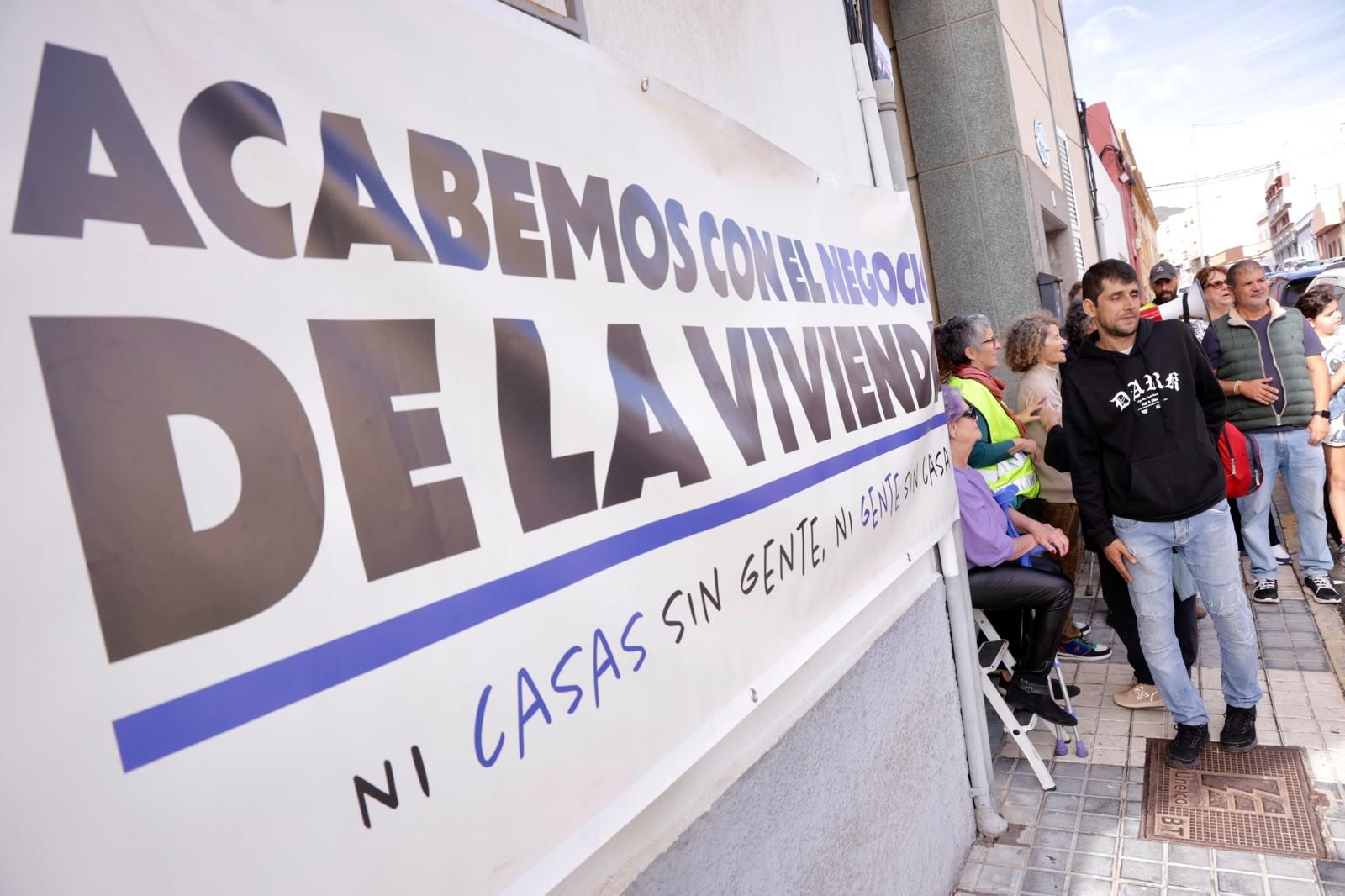 Momento en el que suspenden el desahucio de la familia de Ingenio