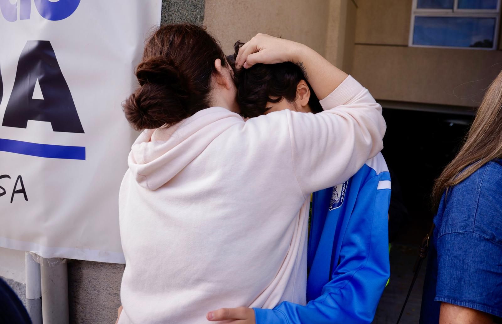 Momento en el que suspenden el desahucio de la familia de Ingenio