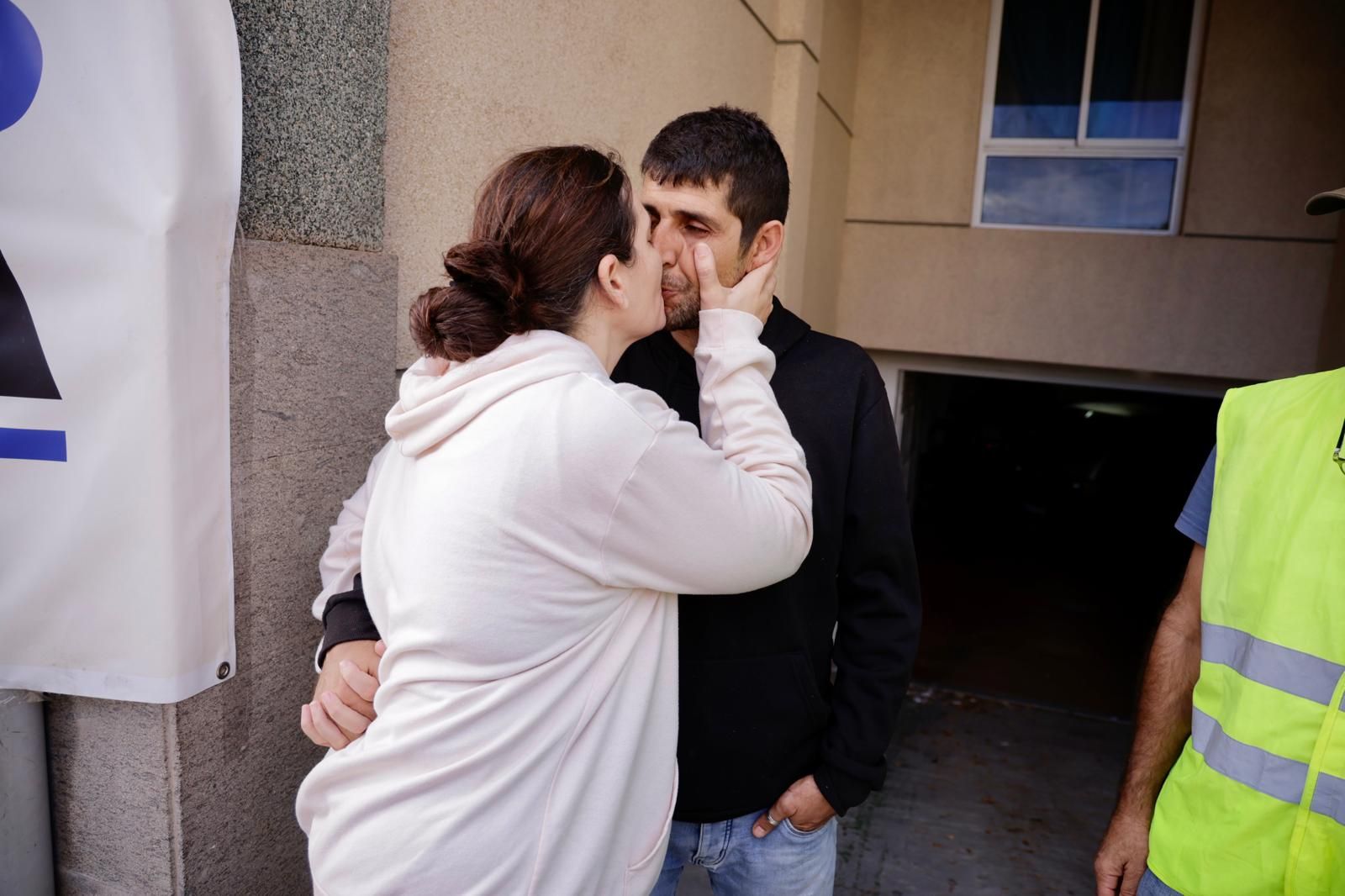 Momento en el que suspenden el desahucio de la familia de Ingenio