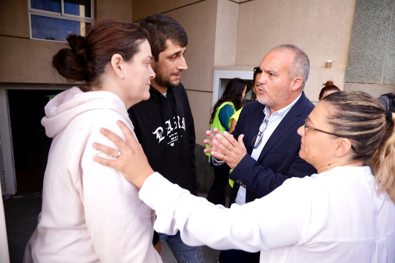 Momento en el que suspenden el desahucio de la familia de Ingenio