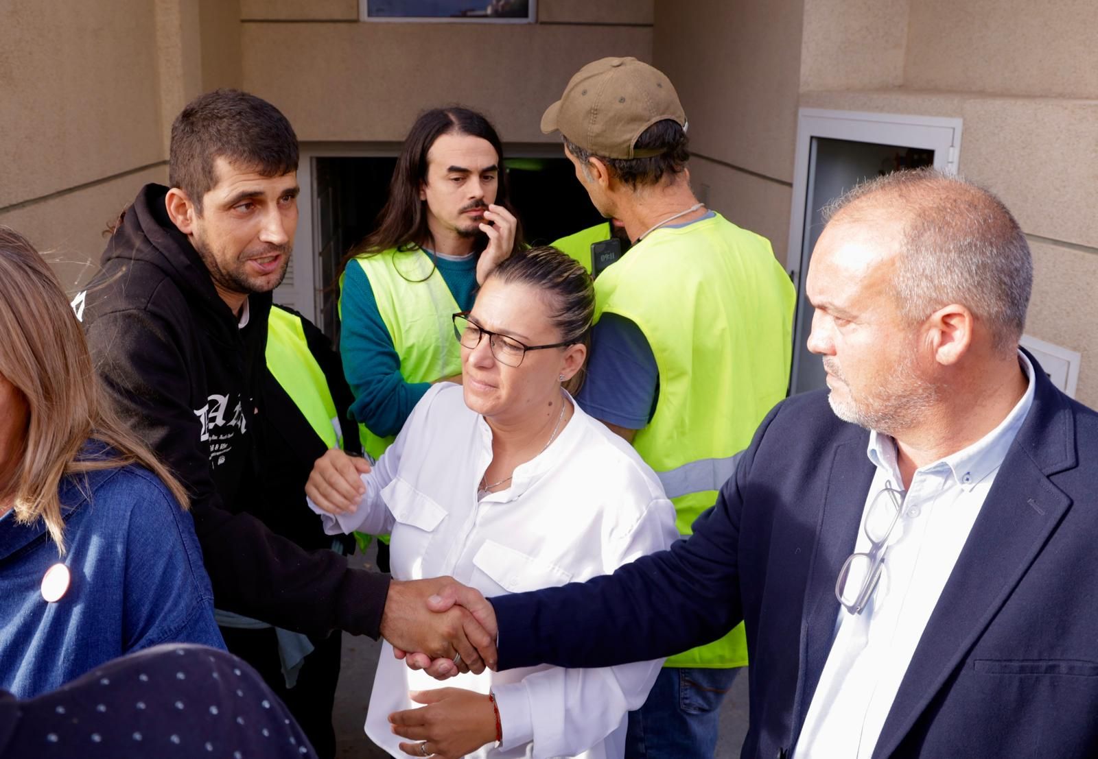 Momento en el que suspenden el desahucio de la familia de Ingenio