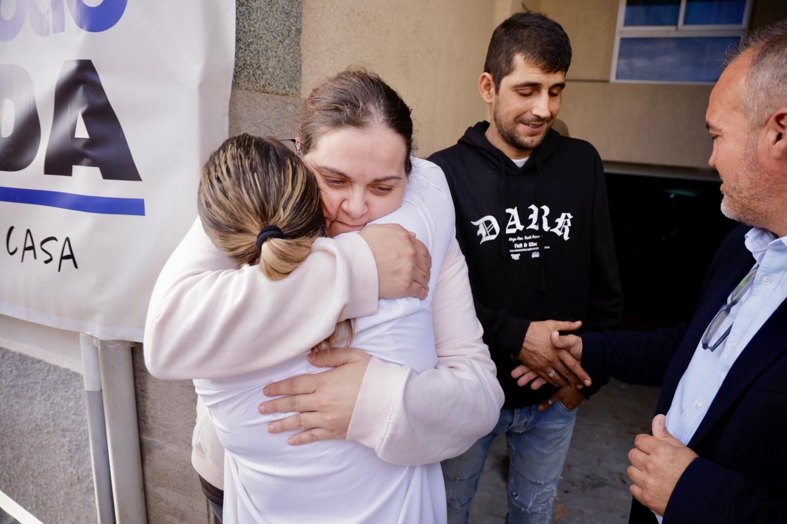 Momento en el que suspenden el desahucio de la familia de Ingenio