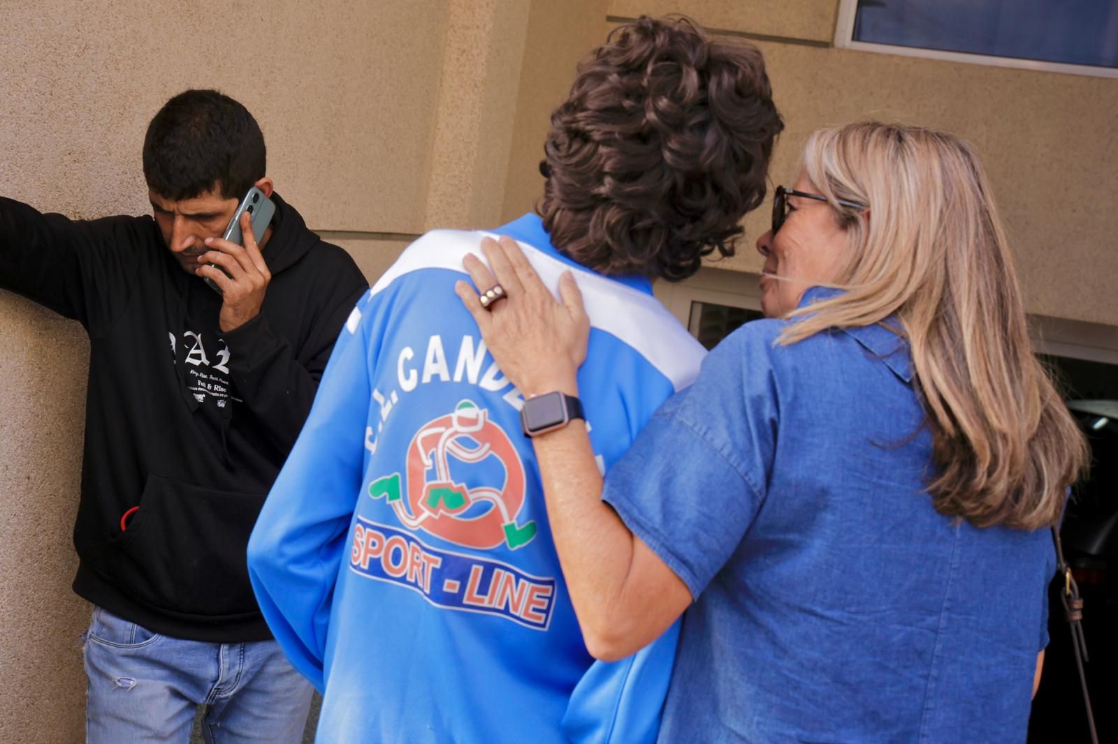 Momento en el que suspenden el desahucio de la familia de Ingenio