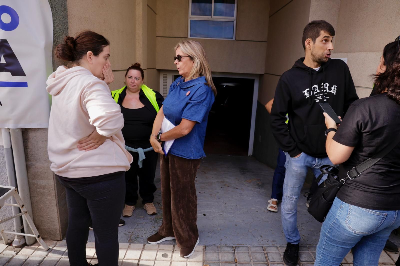 Momento en el que suspenden el desahucio de la familia de Ingenio