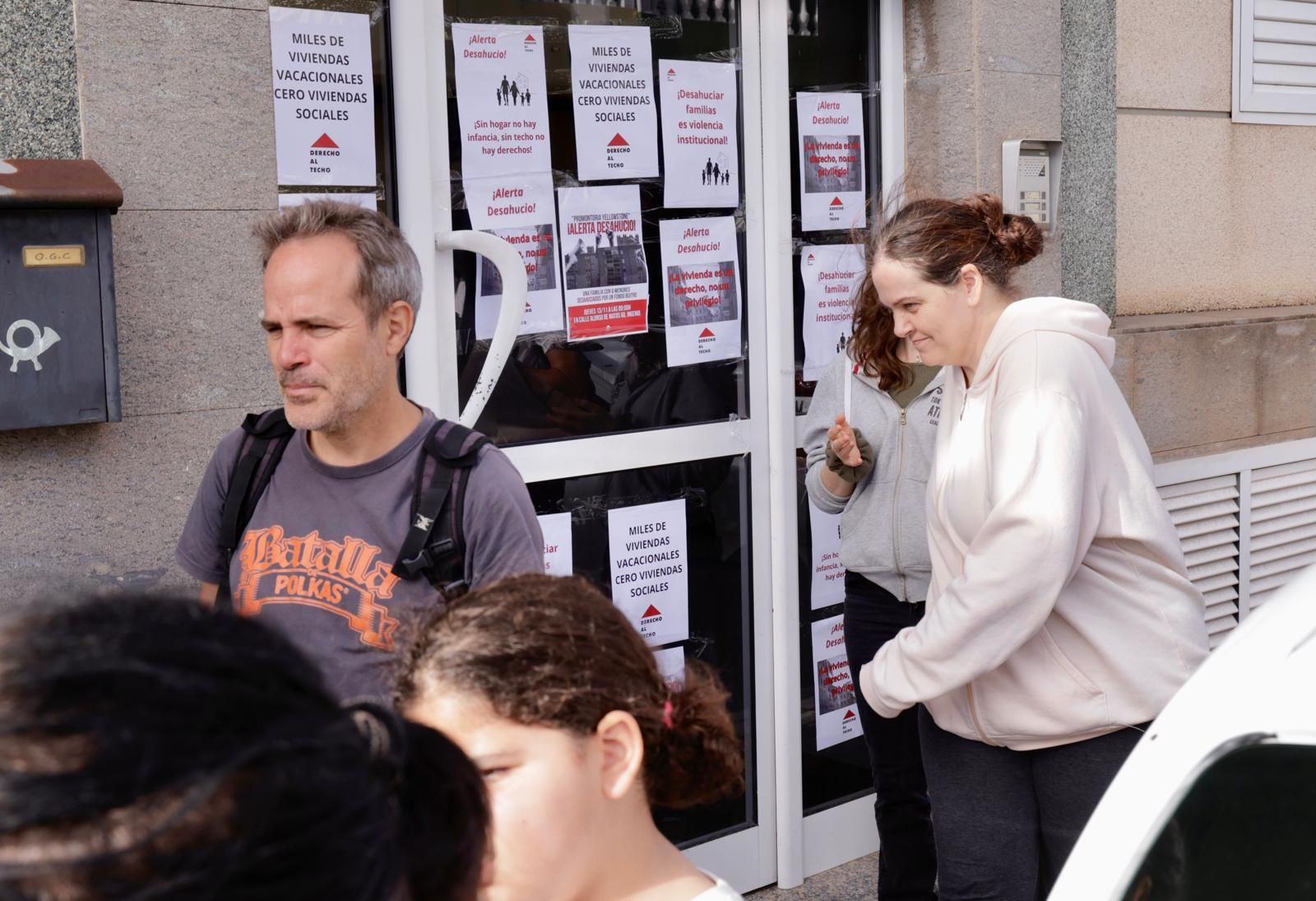 Momento en el que suspenden el desahucio de la familia de Ingenio