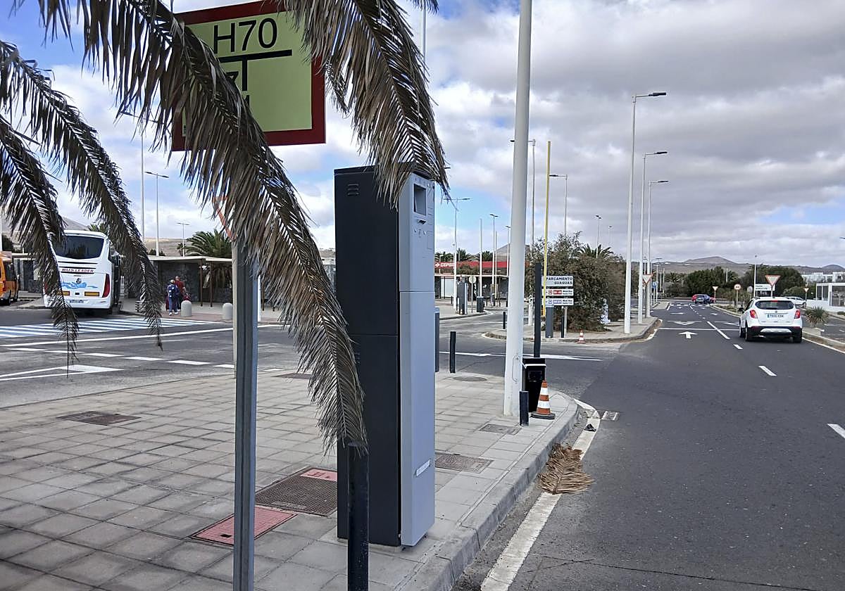 Dispensador de vales de control, con boca de emisión a la altura de las guaguas.