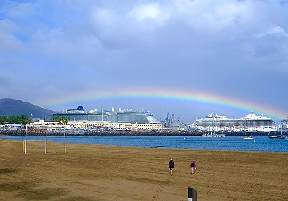 Arcoíris sobre el Puerto de Las Palmas este jueves a primera hora de la tarde.