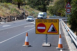 Carretera cortada al tráfico en Teror.