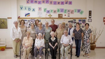 Los integrantes del taller literario para adultos, el pasado lunes, junto a la responsable de la actividad, Amagoia Arrizabalaga.