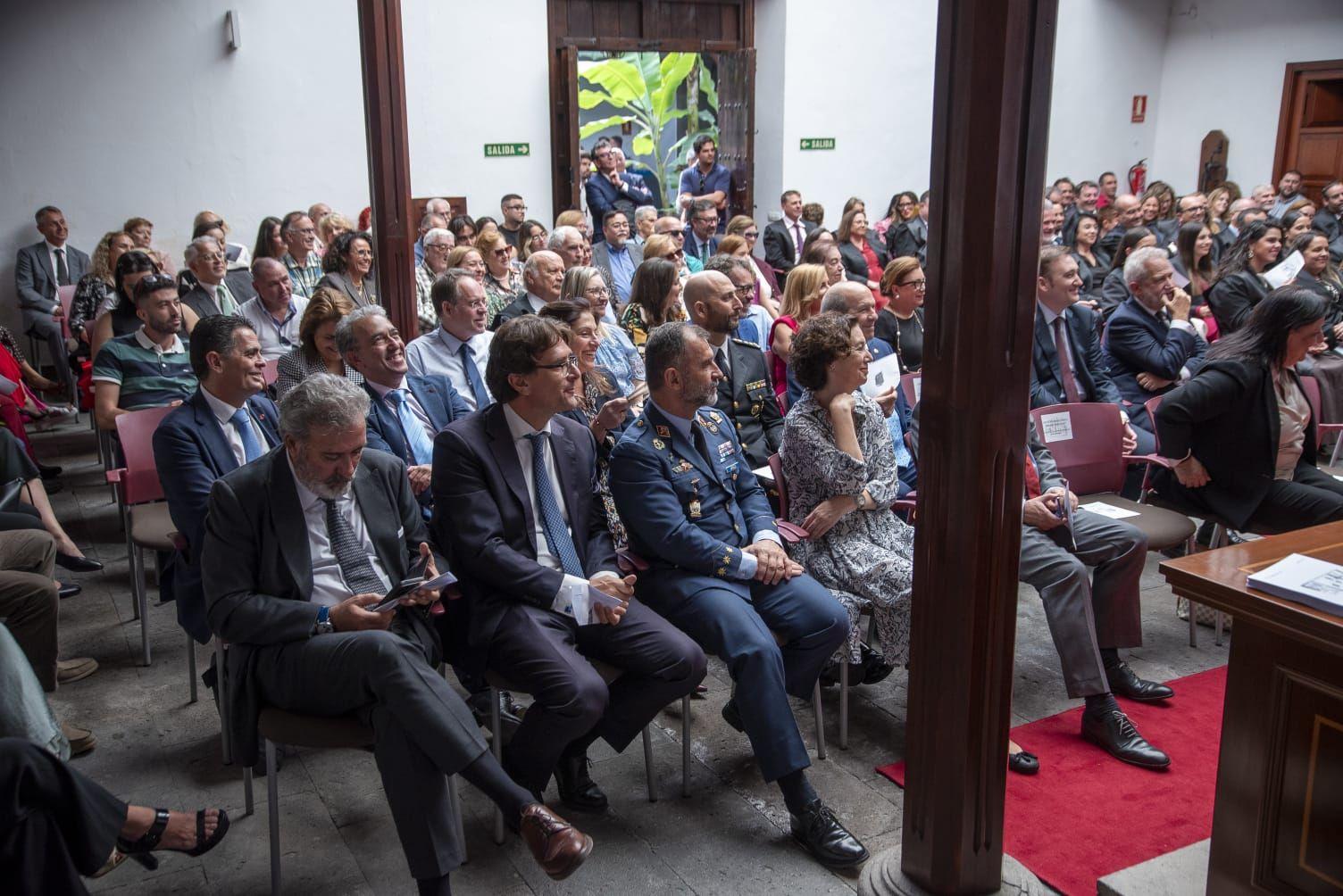 La jura de su profesión de los letrados en el Colegio de Abogados de Las Palmas, en imágenes