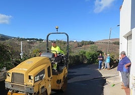 Personal realizando labores de renovación del firme en Lomo Tomás, en Santa María de Guía.