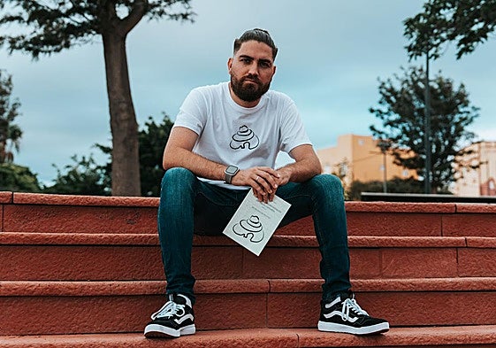 Ángel Vega con el libro que presenta el próximo viernes en Carrizal.
