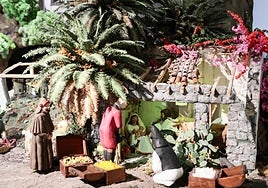 Escena del Misterio, en una casa canaria en ruinas y bajo la sombra de una buganvilla.