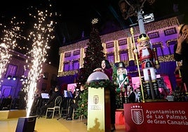 La alcaldesa de Las Palmas de Gran Canaria, Carolina Darias, enciende las luces de Navidad en 2024.