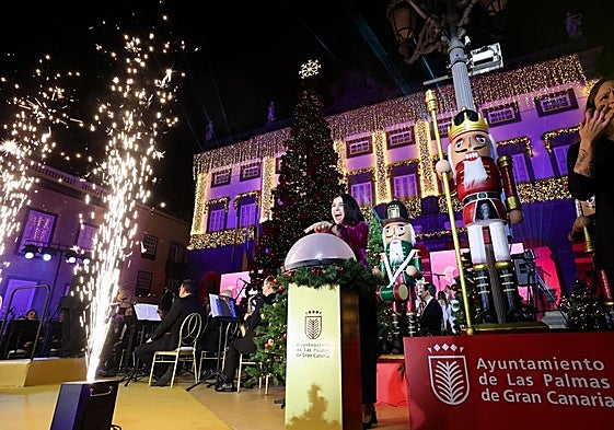 La alcaldesa de Las Palmas de Gran Canaria, Carolina Darias, enciende las luces de Navidad en 2024.