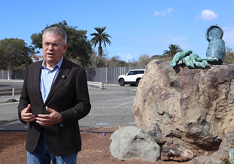 El alcalde, Marco Aurelio Pérez, durante el acto de reinauguración de la escultura.
