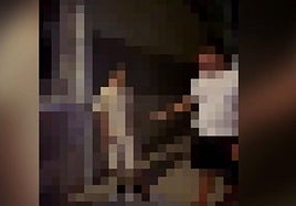 Fotograma del vídeo de los menores pixelado para proteger su identidad.