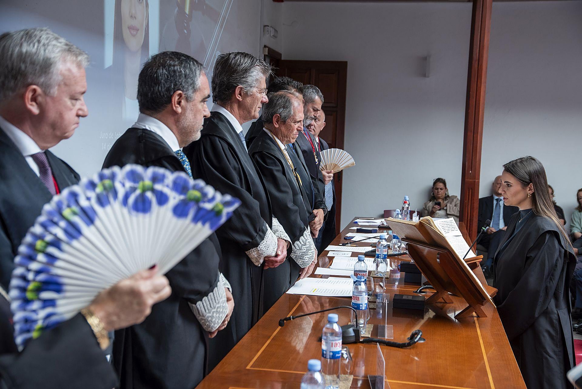 La jura de su profesión de los letrados en el Colegio de Abogados de Las Palmas, en imágenes