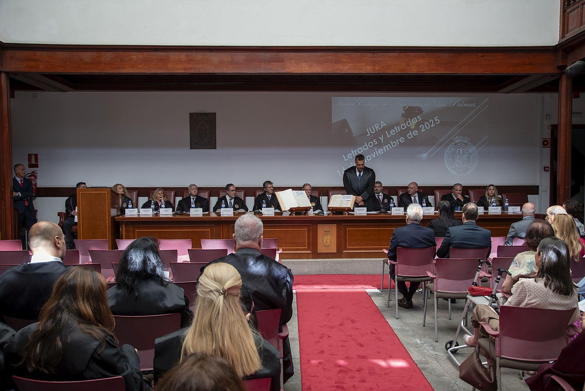 La jura de su profesión de los letrados en el Colegio de Abogados de Las Palmas, en imágenes