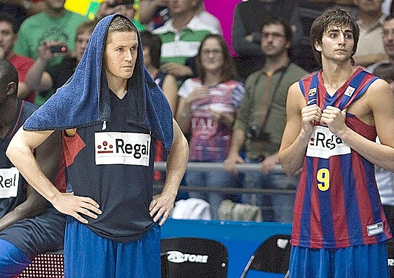 Lakovic y Rubio, juntos en el banquillo del Barça, a finales de la década pasada, compartiendo vestuario en el club azulgrana. Este sabado se enfrentarán como técnico amarillo y director de juego verdinegro.