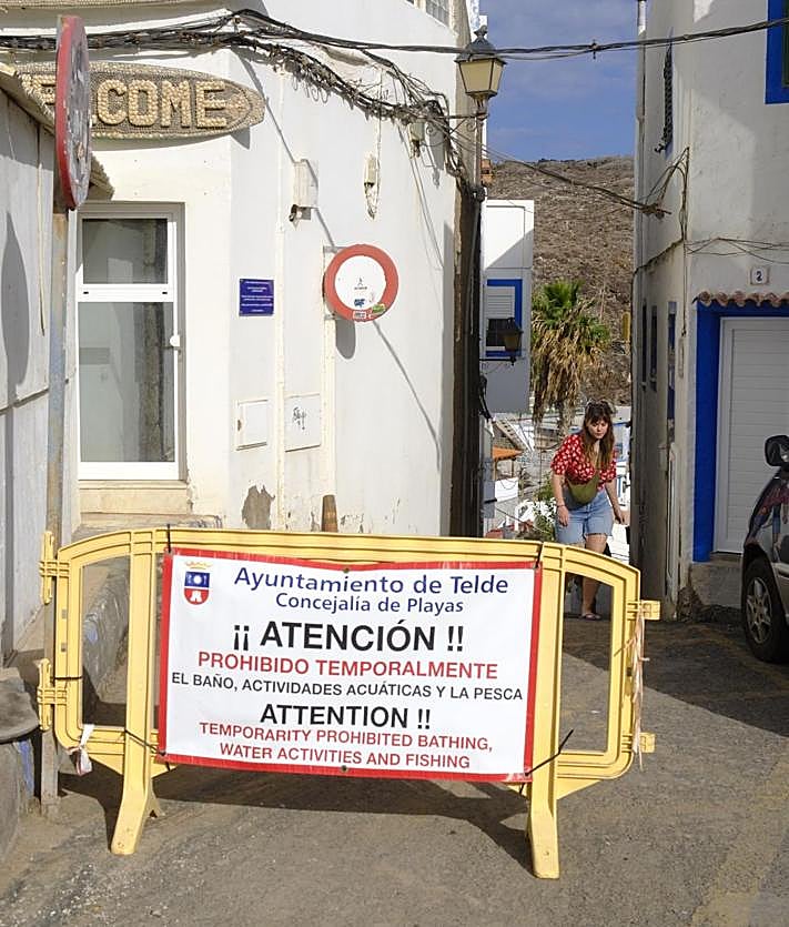 Imagen secundaria 2 - Así de desoladas y vacías lucían este viernes las calas cerradas de Telde. 