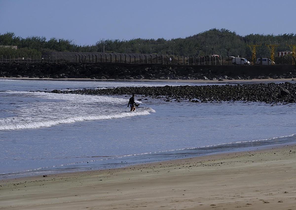 Imagen secundaria 1 - Así de desoladas y vacías lucían este viernes las calas cerradas de Telde. 