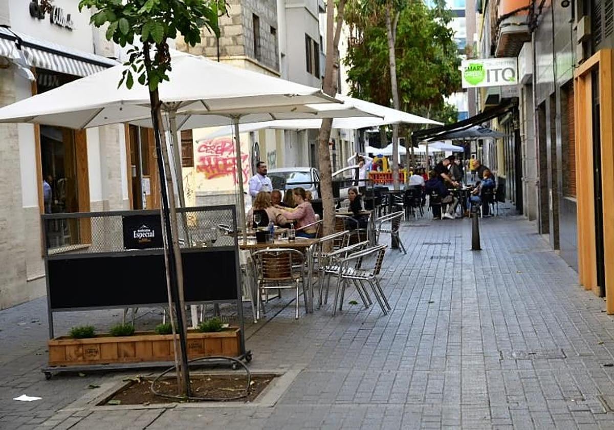 Imagen de archivo de varias terrazas en la calle Joaquín Costa, donde se aplica la restricción horaria.