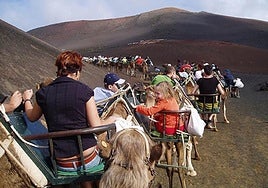 Turistas en Las Montañas del Fuego.