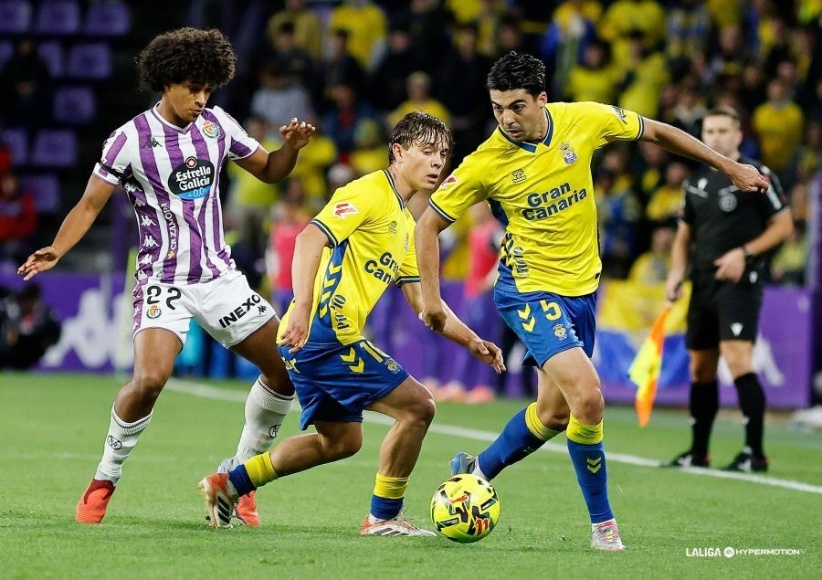 Jugadores de la UD Las Palmas mantiene la pelota.