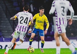Barcia controla el balón frente al jugador del Valladolid Juric en el último partido disputado.