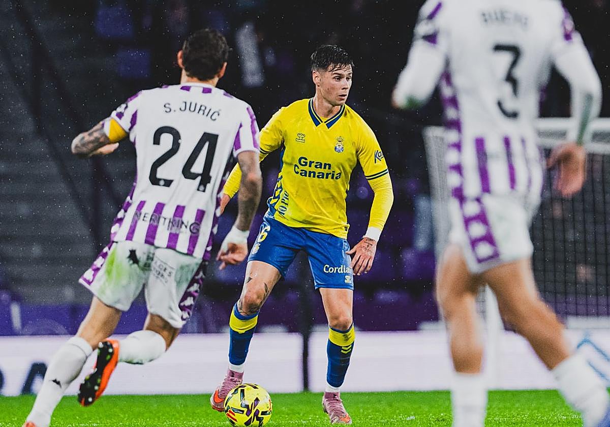 Barcia controla el balón frente al jugador del Valladolid Juric en el último partido disputado.