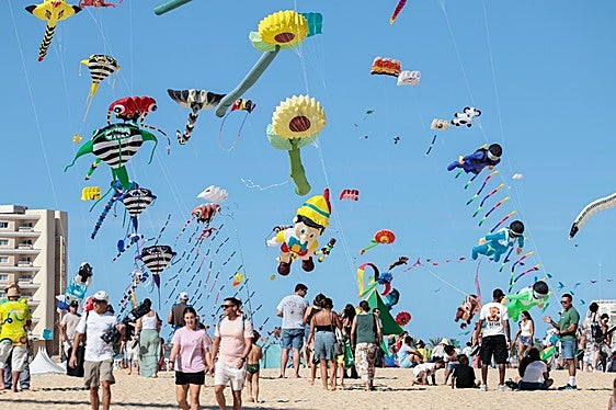 Imagen de las cometas decorando el cielo de Corralejo.