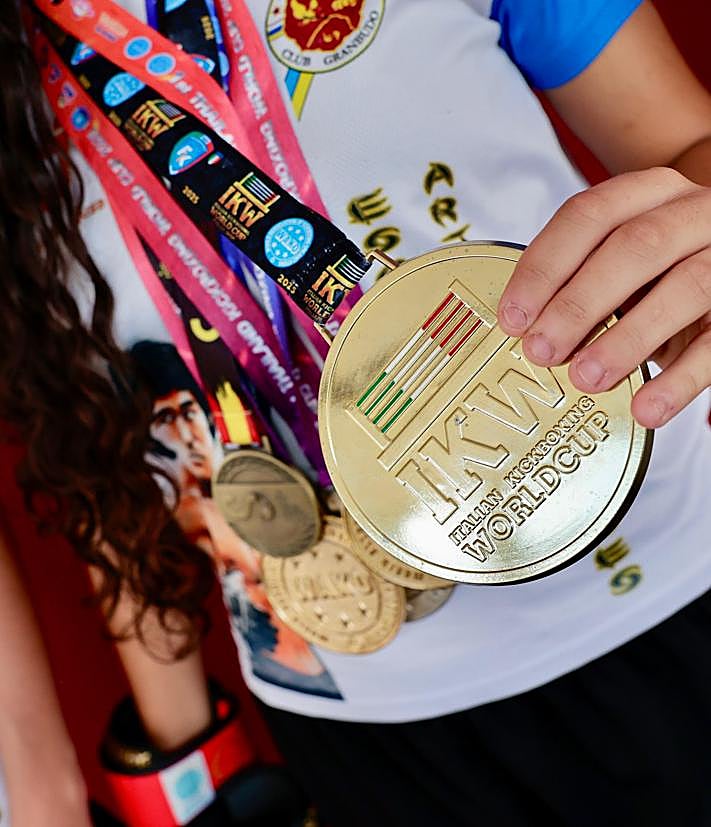 Imagen secundaria 2 - Arriba, los tres protagonistas en la cita italiana de la Copa del Mundo. ABajo, posando con las diversas medallas y títulos en las instalaciones de CANARIAS7.