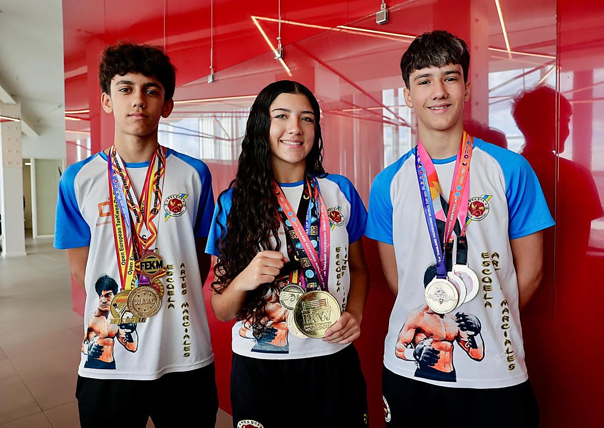 Imagen secundaria 1 - Arriba, los tres protagonistas en la cita italiana de la Copa del Mundo. ABajo, posando con las diversas medallas y títulos en las instalaciones de CANARIAS7.