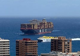 Panorámica de un carguero saliendo del Puerto de Las Palmas, mientras llega un barco de Fred Olsen.