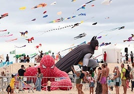 Corralejo celebra la clausura del Festival Internacional de Cometas.