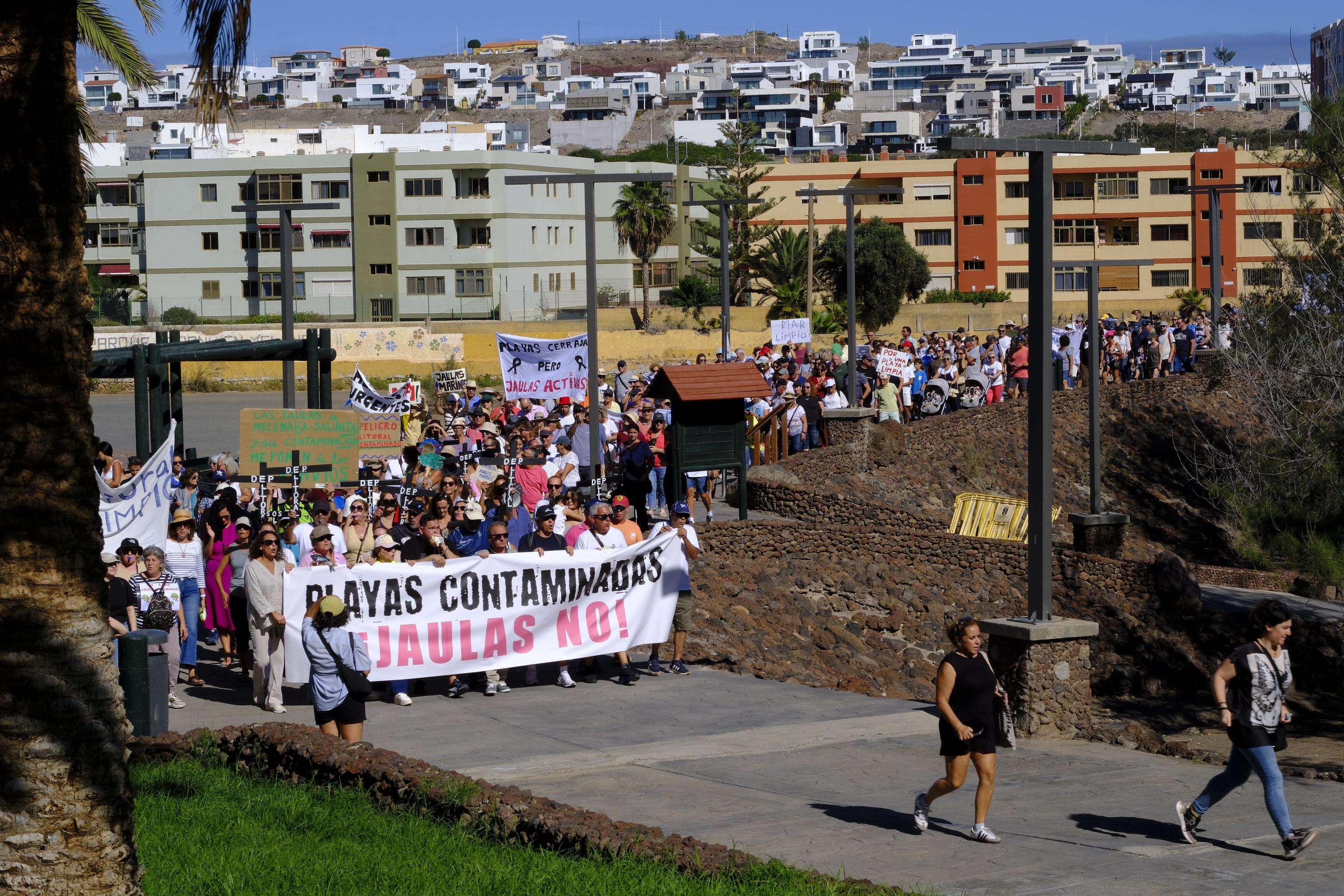 Imagen principal - Personas manifestándose esta mañana en Telde.
