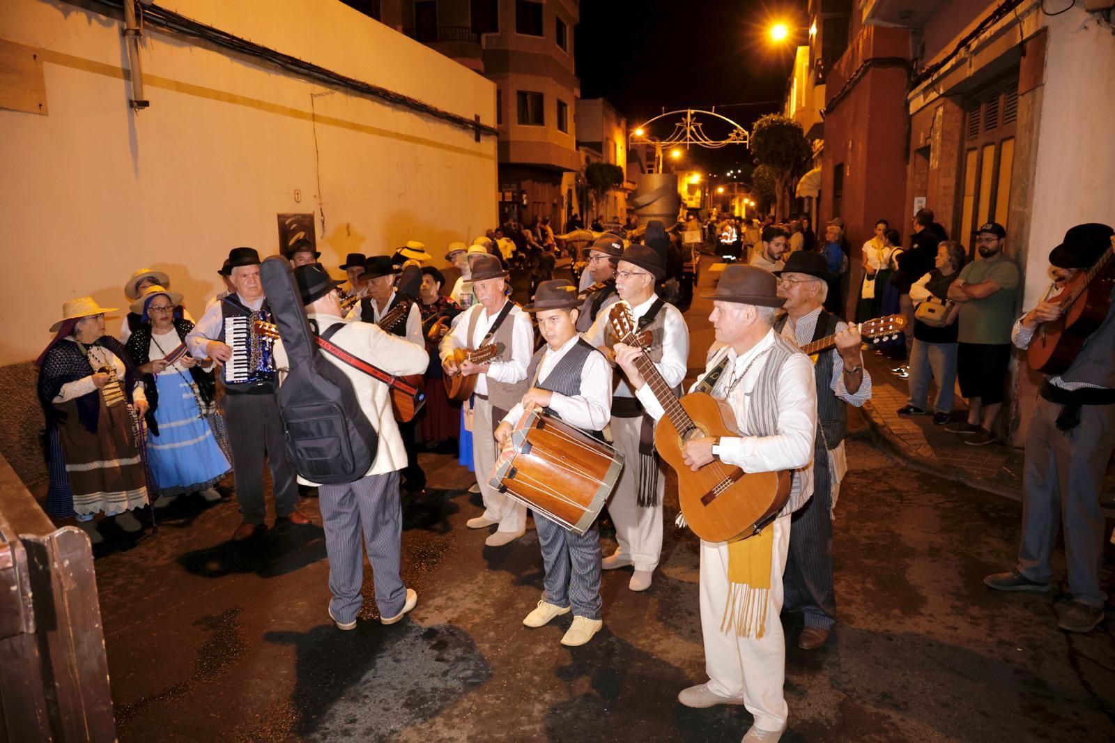 Miles de personas salen de romería en honor a San Gregorio
