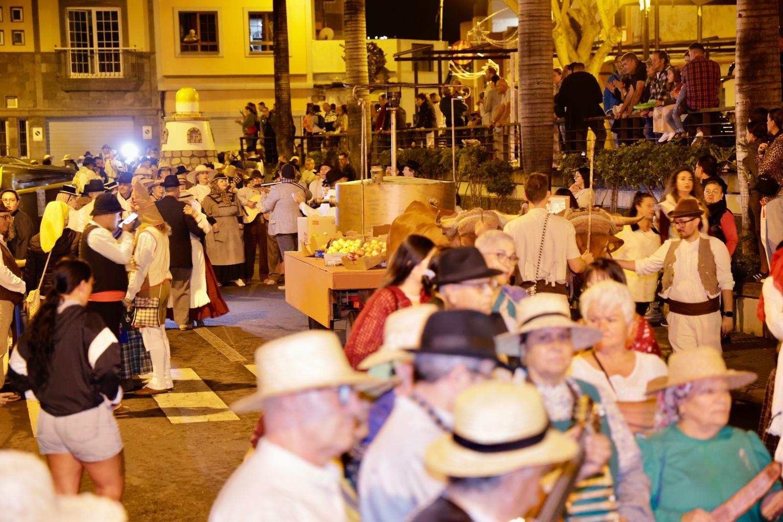 Miles de personas salen de romería en honor a San Gregorio